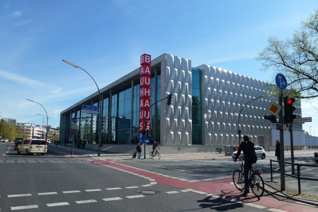 Seitliche Ansicht des Bauhaus in Berlin Halensee