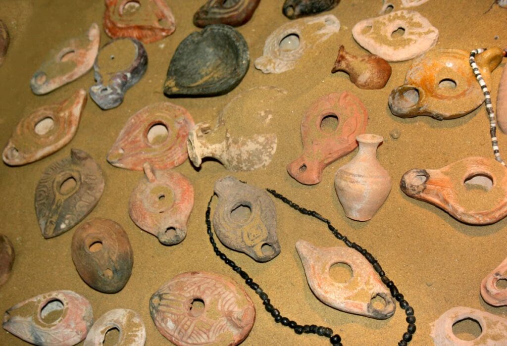 Various Roman oil lamps 